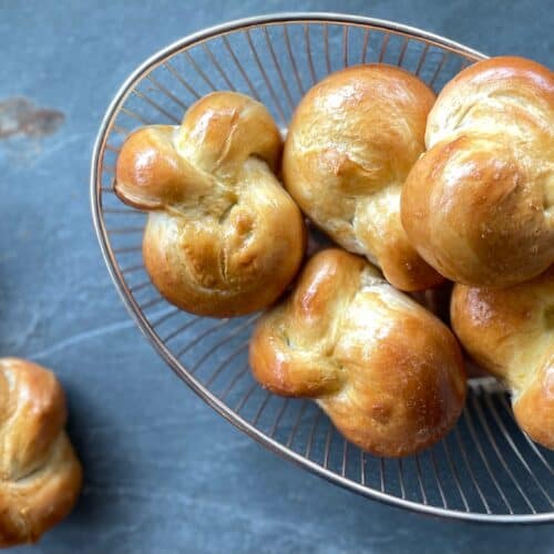 a basket of challah buns.